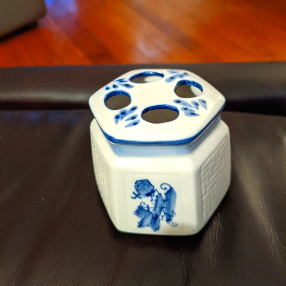 Blue & white porcelain ware, toothbrush holder